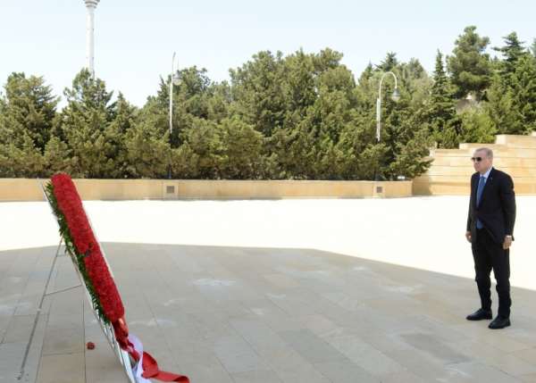 Türkiyə Prezidenti Şəhidlər xiyabanını ziyarət edib