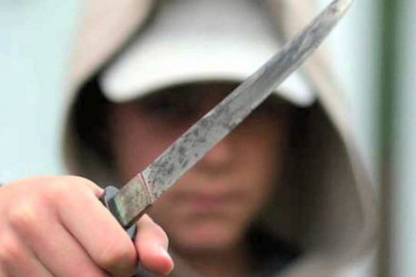 Psixiatriya Xəstəxanasında qeydiyyatda olan şəxs qadına görə 11 yaşlı oğlanı bıçaqlayıb