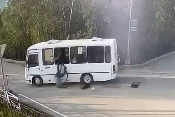 Rusiyada sərnişin hərəkətdə olan avtobusun pəncərəsindən yıxıldı
