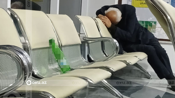 Bakıda yaşlı kişi bir həftədir xəstəxananın dəhlizində gecələyir