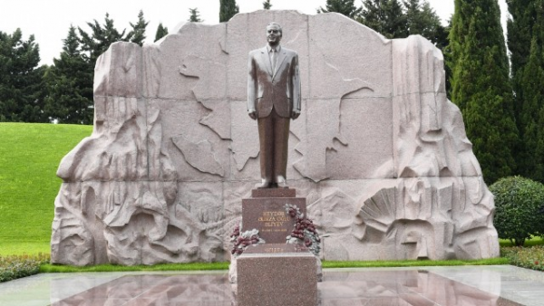 Albaniya Prezidenti Heydər Əliyevin məzarını ziyarət edib