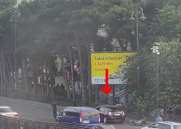 Geriyə hərəkət edən "Prius" qadını vurdu - VİDEO
