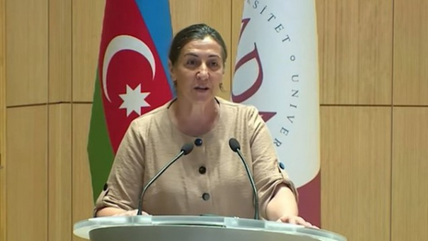 İmtahanda yüksək bal toplayan şəhid anasının çıxışı alqışlarla qarşılandı - VİDEO