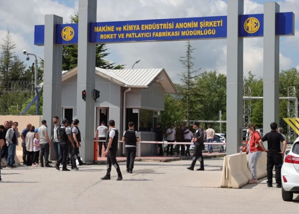 Ankarada zavod partlayışı meşə yanğınına səbəb oldu - Yaralılar var