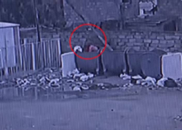 Bakıda körpəsini zibil qutusuna tullayan anaya cinayət işi açıldı