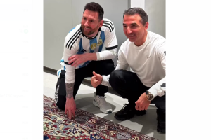 Messiyə Azərbaycan xalçası hədiyyə edildi
