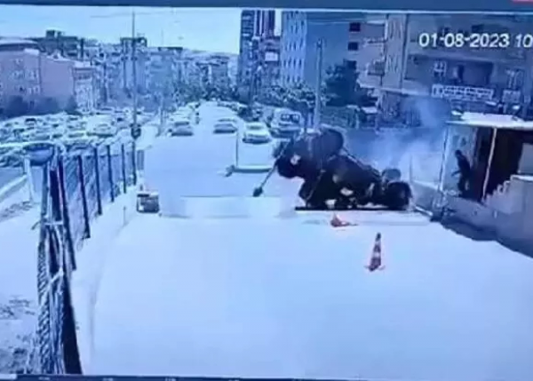 Türkiyədə zirehli polis maşını aşdı - Ölən var