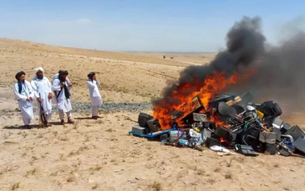 Taliban bahalı musiqi alətlərini yandırdı - Foto