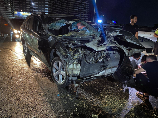 Bakı-Sumqayıt şosesində minik avtomobili yük maşınına çırpılıb, xəsarət alan var - FOTO