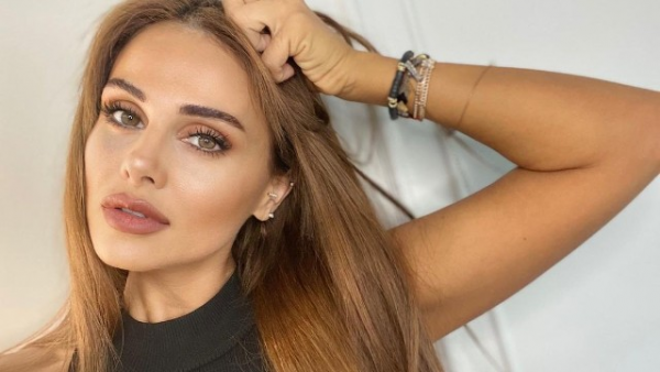 Günel Zeynalova geyimlərini satışa çıxardı - FOTO