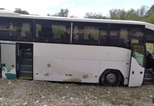 Şamaxıda turistləri aparan avtobus qəzaya uğradı - Xəsarət alanlar var (FOTOLAR)