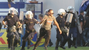 Yunanıstanda azarkeşlər arasında dava ölümlə nəticələndi - 96 nəfər həbs edildi