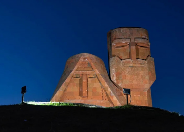 İrəvan-Xankəndi-Bakı yolunun üzərindəki Azərbaycan abidəsi - FOTO