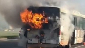 Binəqədidə avtobus yanıb
