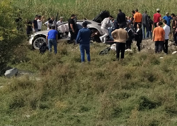 İçərisində 5 qadının olduğu “Porsche” aşdı