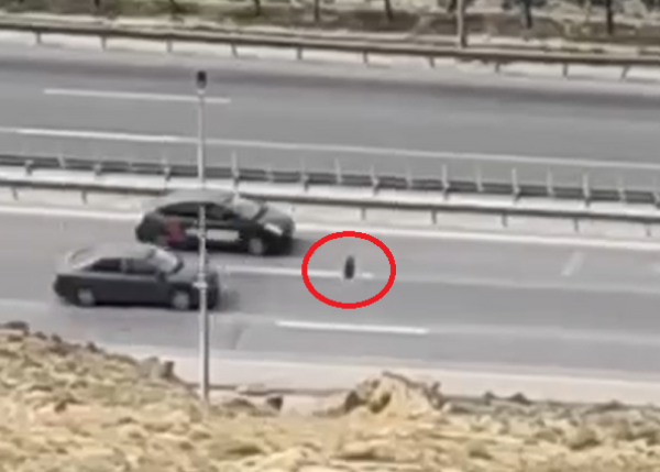 Bakıda gənclər sürücülərə təhlükəli anlar yaşatdı