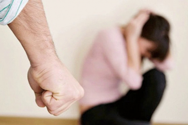 Azərbaycanda DƏHŞƏT: ərindən işgəncə görən qadın uşaqları ilə evdən qaçdı