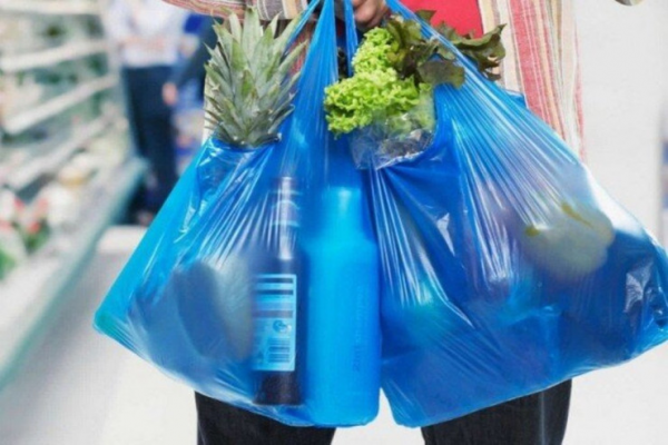 Paketin pulunu verməyən müştərinin qulağını dişlədi