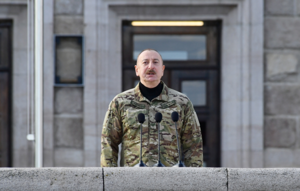 İlham Əliyev Xankəndidə keçirilən paradda çıxış edib