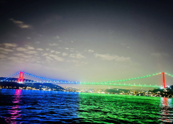 İstanbulda məşhur körpü Azərbaycan bayrağının rənglərində İŞIQLANDIRILDI