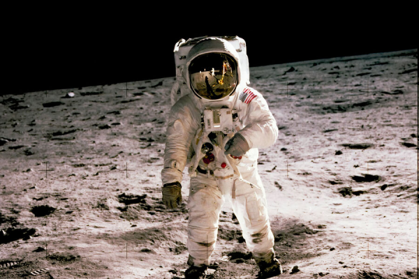 Aya uçan ilk astronavtların komandiri vəfat etdi