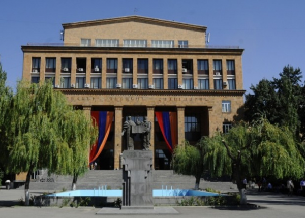 İrəvan Dövlət Universitetində partlayış oldu