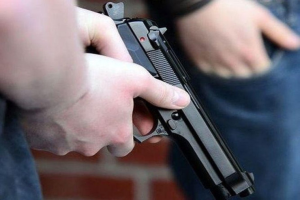 Kişi evə qayıtmayan arvadını öldürdü, qayınanasını yaraladı