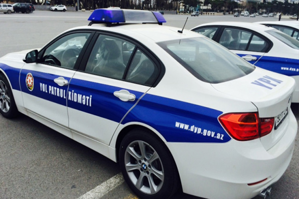 Motosiklet DYP avtomobilinə çırpıldı, yaralanan var
