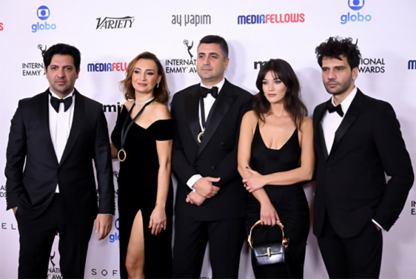 "Yargı"nın aktrisası sinə dekolteli libası ilə müzakirələrə səbəb oldu - FOTO
