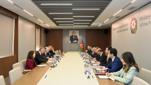 Ceyhun Bayramov britaniyalı nazirlə sülhü müzakirə etdi