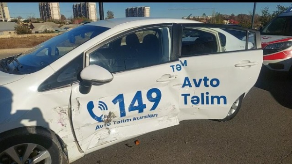 Qadın sürücü təlim avtomobili ilə qəza törətdi - FOTOLAR