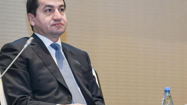 Hikmət Hacıyev diplomatlarla görüşdü
