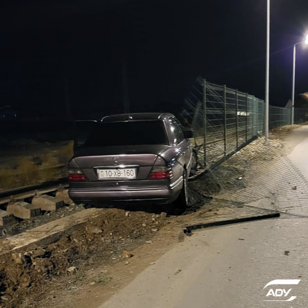 Pirşağıda maşın dəmiryolunun çəpərlərinə çırpıldı