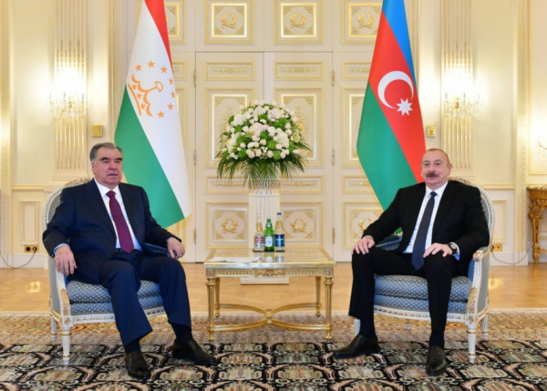 Prezident Emoməli Rəhmon ilə görüşdü