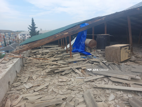 Güclü külək Astarada binanın dam örtüyünü uçurub, digər fəsadlar törədib - FOTO