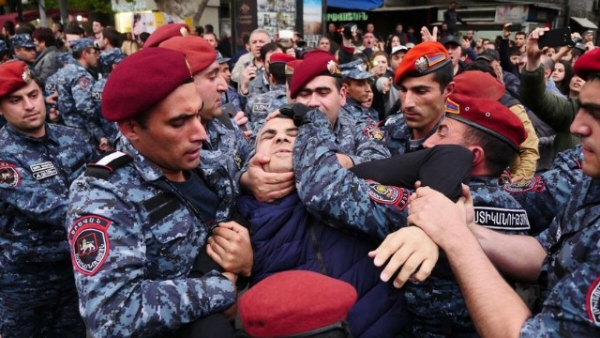 Polislə Paşinyan əleyhdarları arasında qarşıdurma: Bir neçə nəfər saxlanıldı