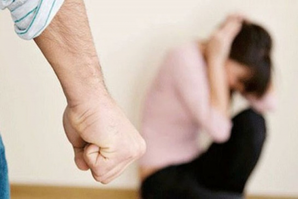 Bakıda 16 yaşlı qızı gecə döyüb evdən QOVDULAR