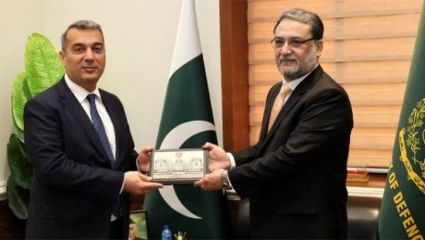 Azərbaycan səfiri Pakistanın müdafiə naziri ilə görüşdü