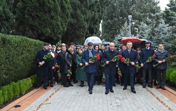 Elm və Təhsil Nazirliyinin kollektivi Fəxri xiyabanda - Fotolar
