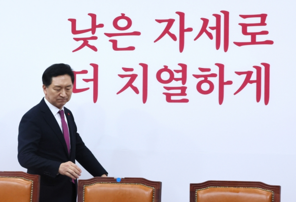 Cənubi Koreyada hakim partiyanın sədri istefa verib