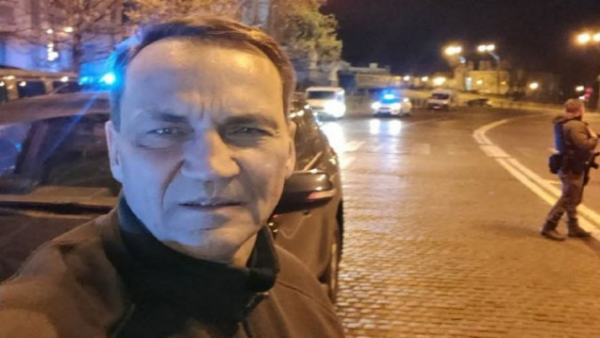 İlk xarici səfərini Ukraynaya etdi