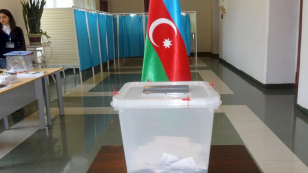 Azərbaycanda məşhur yazıçı prezident seçkilərinə qatılır