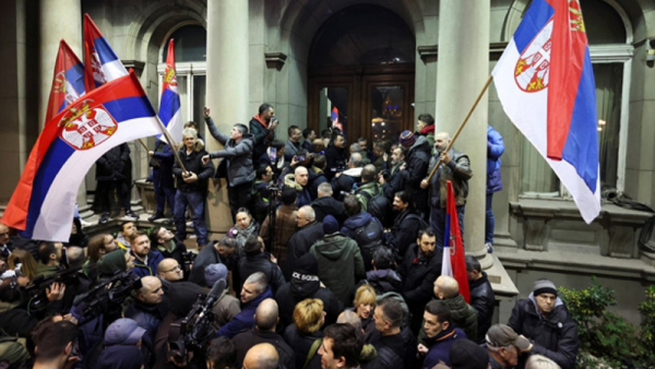 Serb polisi Belqraddakı aksiyaların 38 iştirakçısını saxladı