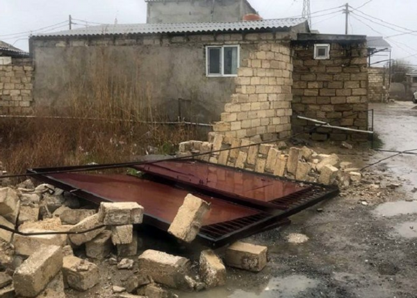 Qusarda hasar aşdı - Qadın altında qalaraq öldü