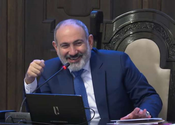 Paşinyan hökumətin iclasında niyə güldüyünü açıqladı