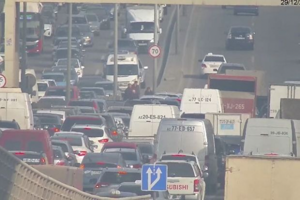 Bakıda körpüdə qəza sıxlığa səbəb oldu