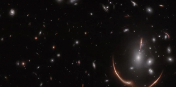 Eynşteyn haqlı çıxdı: James Webb Teleskopu kosmosun bükülməsini göstərdi