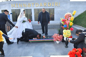 Toy günündə şəhid qardaşının məzarını ziyarət etdi