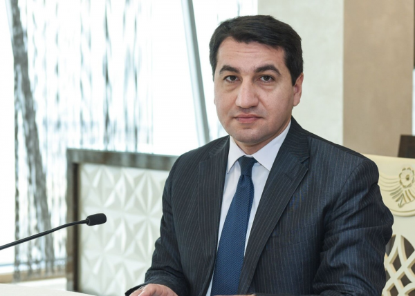 "Bu gün sülh sazişinin mətni üzərində iş birbaşa Bakı ilə İrəvan arasında aparılır" - Hikmət Hacıyev