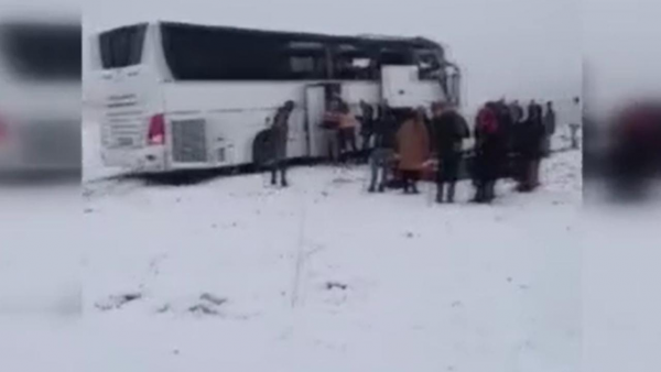 Qarsda avtobus qəzası: Ölən və yaralananlar var - FOTO